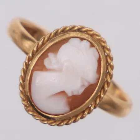 Ring med camé, stl 18, bredd 14,5mm, 18K Vikt: 3,8 g