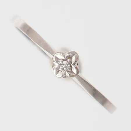 Ring med 8/8-slipade diamant 1 x 0,01ct, stl: 16, bredd 1,1-4mm, vitguld 18K. Vikt: 1,2 g