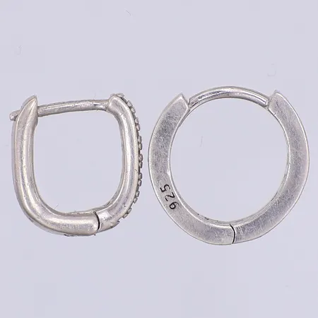 2 Örhängen, udda, vita stenar, silver Vikt: 1,7 g