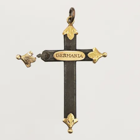 Hänge kors, metall, detaljer i guld, defekt, 14K, bruttovikt 3g Vikt: 3 g