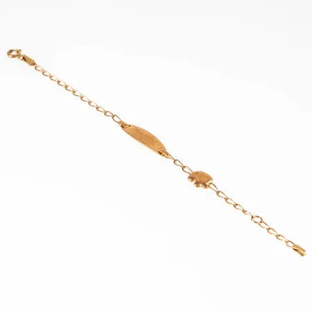 Barnarmband i 18K guld med gravyrbricka och elefant. Det är 12,5/14,5 cm långt, 2 - 6 mm brett och väger 3,0g. Springring. Repig gravyrbricka. 