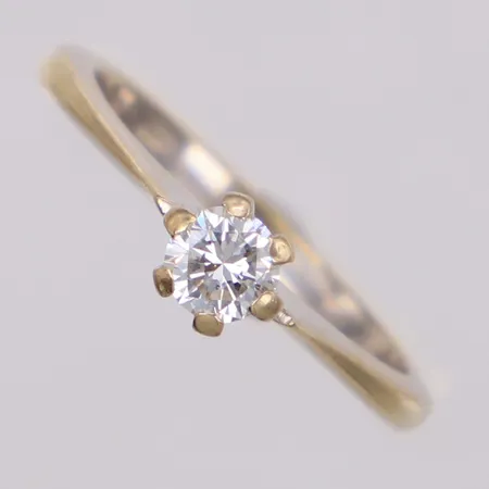 Ring med diamant, 0,35ct enligt gravyr, stl 17¼, bredd 5mm, i behov av omrodiering, vitguld, 18K Vikt: 3,8 g