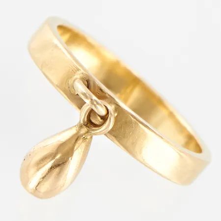 Ring med berlock, stl 15, bredd 2,5mm, berlock 11mm, 18K Vikt: 2,6 g