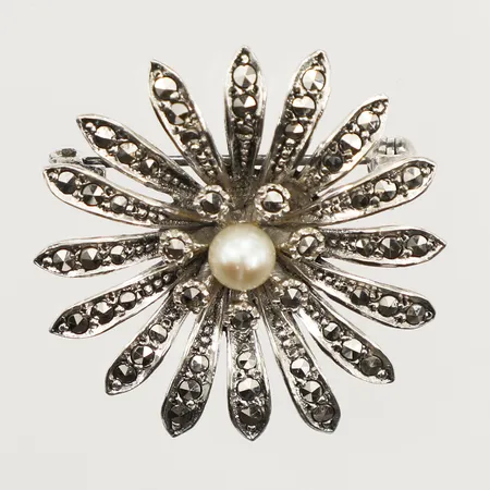 Brosch med pärla samt markasiter, Ø 32mm, importstämplad, 835/1000 silver Vikt: 8,7 g