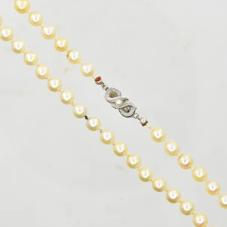 Pärlcollier med odlade pärlor Ø7 mm, längd 51 cm, något matta pärlor, lås i 830/1000 silver. Vikt: 0 g