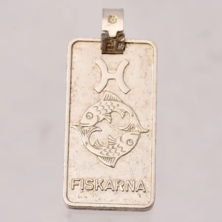 Hänge i silver, Tacka med Fiskarnas stjärntecken, mått 12,9x26,9mm, 999/1000, 5g, spetsögla i 925/1000, vikt 0,29g, totalvikt 5,29g.