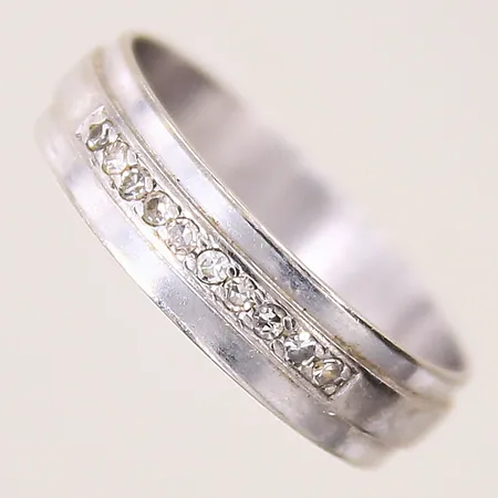 Ring med 8/8-slipade diamanter 10 x ca 0,01ct, stl: 18, bredd: 5,1mm, gravyr, vitguld, 18K Vikt: 3,1 g