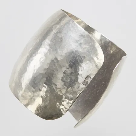 Armring, hamrad yta, innermått ca Ø60mm, år 1986, små bucklor, repor 925/1000 silver Vikt: 72,9 g