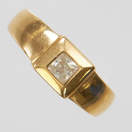 Ring, vit sten, stl 18, bredd 2,8-7,4mm, ostämplad, sned klo i fattning, 18K Vikt: 3,9 g