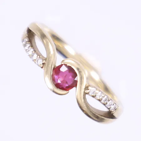 Ring med diamanter 10x ca 0,01ct samt behandlad rubin 1x ca 0,19ct, stl 17¼, bredd 2-6mm, 9K Vikt: 3,7 g