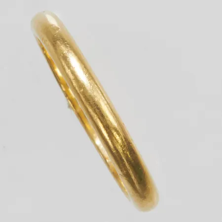 Ring, slät, stl 16½, bredd 2,6mm, små nagg, 18K Vikt: 3,1 g