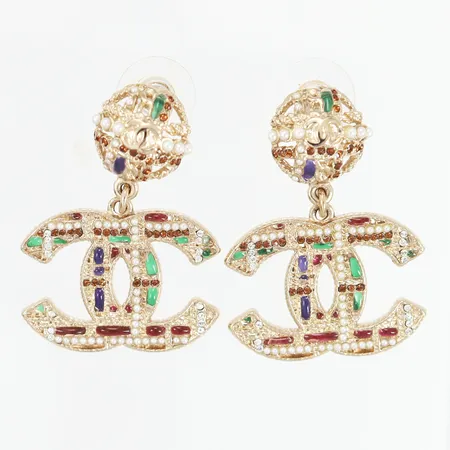 Ett par örhängen, Chanel, guldfärgad metall med plaststenar samt plastpärlor, höjd 40mm (inkl. rund ovandel), bredd 30mm, märkta Chanel made in France. 