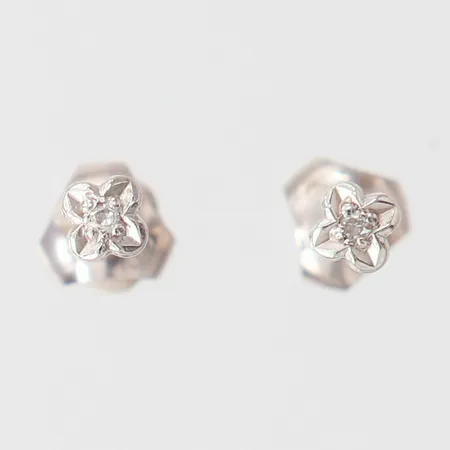 Ett par örhängen med 8/8-slipade diamanter 2 x ca 0,01ct, Ø3,5mm, vitguld 18K. Vikt: 0,8 g