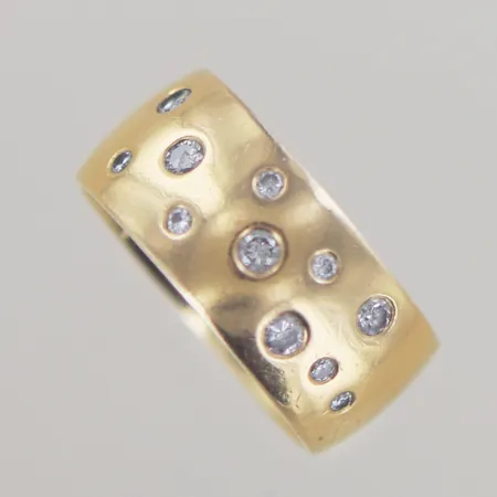 Ring med diamant 5 x 0,05ct + 6 x 0,02ct, Ø 18½ mm, bredd 9,9 mm, 18K Vikt: 17,4 g