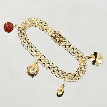 Armband X-länk med 4 berlocker, längd 18½ cm, länkens bredd 8 mm, 18K. Vikt: 14,1 g