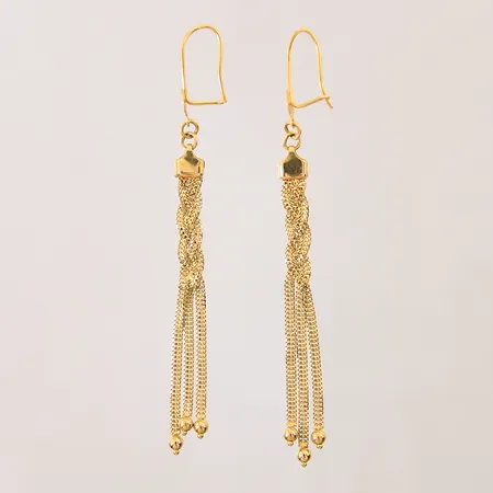 Ett par örhängen, längd: 80mm, bredd: 5-6,1mm, ena smärre ojämnheter, 21K Vikt: 5,7 g