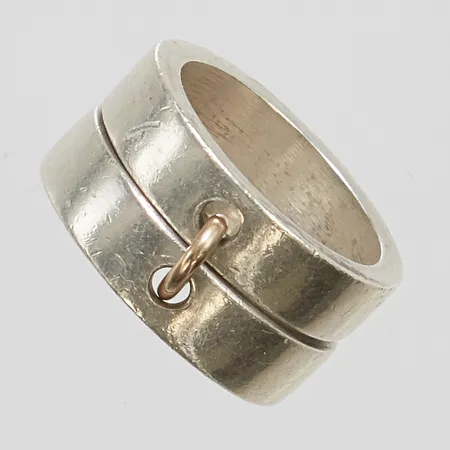 Ring, Efva Attling, Divorced With Children, stl 16¼, bredd 10,3mm, två ringar i 925/1000 silver med en liten ring i 18K guld, repig undersida, nypris 4500kr Vikt: 11,4 g