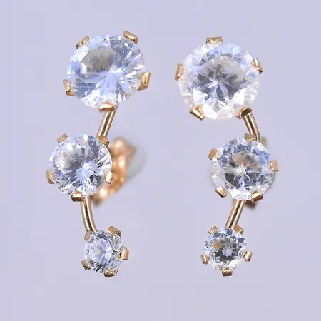 Ett par örhängen med vita stenar, längd 15 mm, bredd 5 mm, 18K. Vikt: 1,2 g