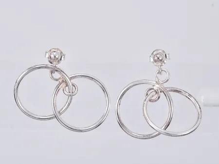 Ett par örhängen längd: ca 2,5cm bredd: ca 15mm, 925/1000 silver Vikt: 2,1 g