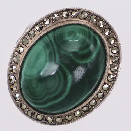 Ring med markasiter och malakit, stl 18¾, bredd 25mm, dekor undertill vass, 925/1000 silver Vikt: 10 g