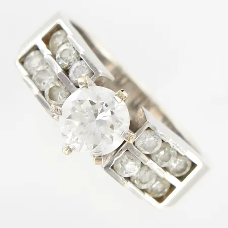 Ring, stl 18, bredd 4-8mm, vita stenar, vitguld i behov av omrodiering, 18K Vikt: 9 g