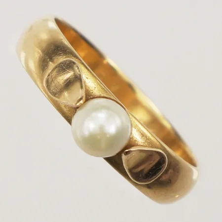 Ring med pärla, stl 19¾, bredd 5,5mm, gravyr, 18K Vikt: 6,5 g