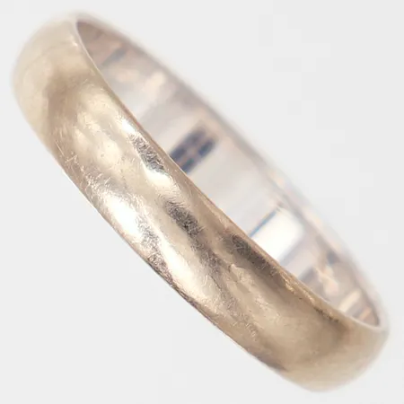 Ring, stl 18½, bredd ca 4mm, vitguld, gravyr, 9K Vikt: 2,9 g