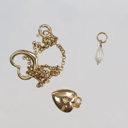 Diverse guld, med odlad pärla, med defekter 18K Vikt: 3,8 g