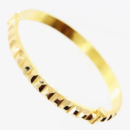 Armring, Ø57mm, bredd 5,5mm, öppningsbar, ihålig, skruvlås, 21K. Vikt: 9,6 g