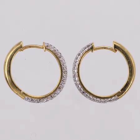 Ett par örhängen med vita stenar Bruna, Aura medium, repor, skeva, en sten saknas, förgyllt 925/1000 silver, tygpåse Vikt: 3,7 g