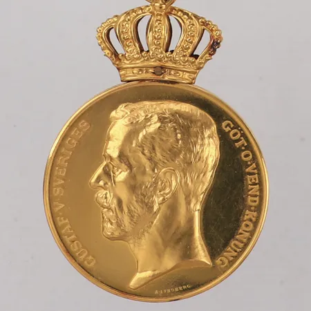 Medalj, Ø41mm, Kungliga Patriotiska sällskapet, gravyr, 23K, krona och ögla 18K. Bruttovikt 46,6g exklusive band