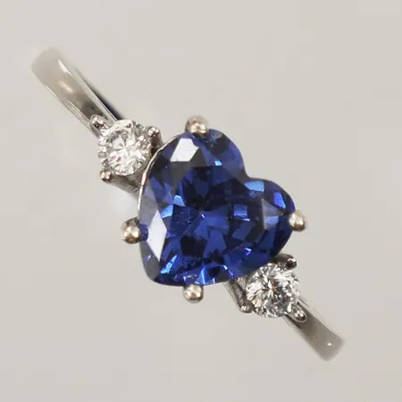 Ring med blå och vita stenar, stl 19, bredd 8mm, 925/1000 silver Vikt: 2,6 g