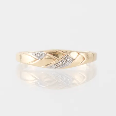 Ring, Carlsén Sundsvall,storlek 18.5 mm,bredd 1.6-4.4 mm, 18k. Vikt: 1,3 g