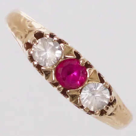 Ring, troligen rubin, vita stenar, stl 15½, bredd 1,7-4,6mm, svag gravyr, skev, 18K Vikt: 2,3 g