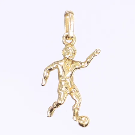 Hänge i form av fotbollsspelare, höjd 22mm inkl öglan, 18K Vikt: 2,2 g