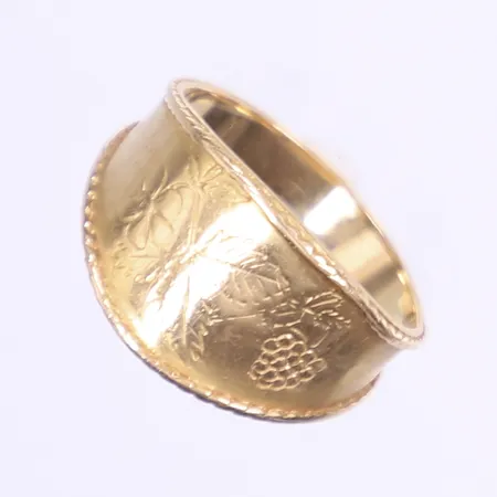 Ring s k Gotlandsring, stl 19½, bredd 4-12mm, graverad dekor, Victor Jansson, Lindesberg, 18K Vikt: 5,8 g