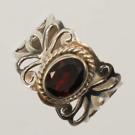 Ring med röd sten, möjligen granat, stl 15¾, bredd 13mm, 925/1000 silver Vikt: 3,5 g