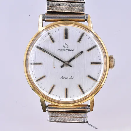 Herrur Certina New art, manuell, datum, Ø34 mm, graverad boett, 18K, defekt stålband. Bruttovikt 56g.