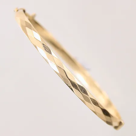 Armring , Ø50mm, bredd: 4,7mm, saknar säkerhetskedja, smärre repor, 9K Vikt: 11,2 g