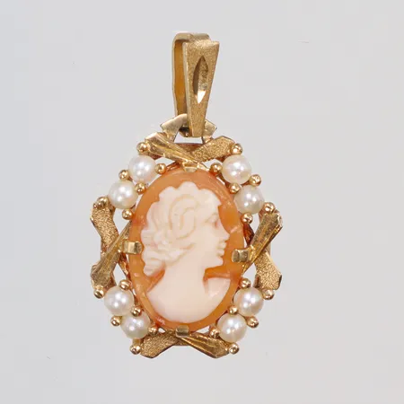 Hänge med camé och odlade pärlor 16x27mm inklusive hängöglan, 18K Vikt: 3 g