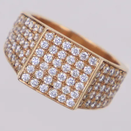 Ring med diamanter, 104xca 0,01ct, stl 16½, bredd 10mm, enstaka stenar med slitage, 18K Vikt: 11 g