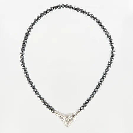 Collier med Hematiter, innermått ca 45cm, Ø6,3mm, hängdel 20mm, silver 925/1000 Vikt: 0 g