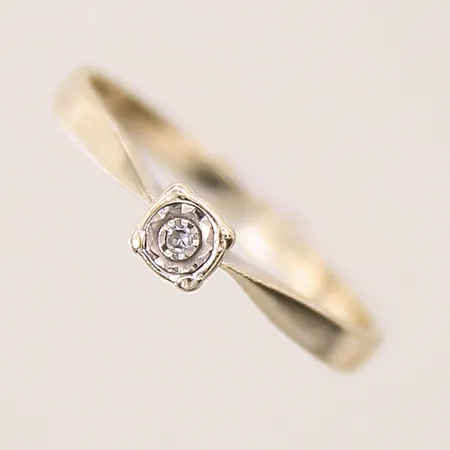 Ring med 8/8 slipad diamant 1xca 0,01ct, stl: 15¾, bredd: 1,8mm, behov av omrodiering, 18K Vikt: 1,6 g