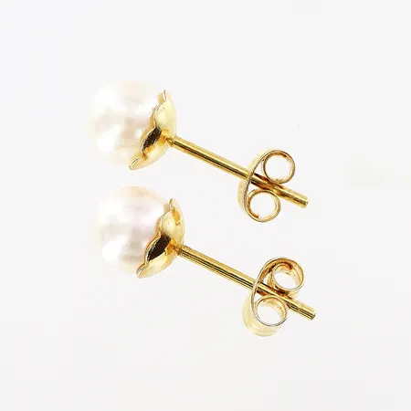 Ett par örhängen, odlade pärlor Ø5mm, GHA, 18K.  Vikt: 1,1 g