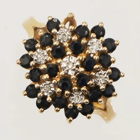 Ring med svarta stenar och diamanter ca 7x 0.01ct, stl 16¾, bredd 15mm, en svart sten saknas, 18K Vikt: 4,3 g