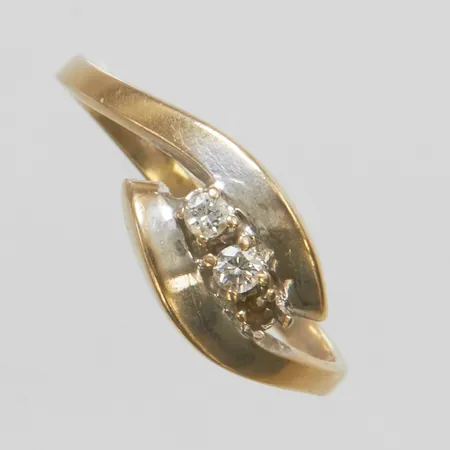 Ring, briljantslipade diamanter, 2x ca 0,03ct, stl 17, bredd 1,7-7,5mm, vitguld, diamant saknas, behov av omrodiering, 18K Vikt: 2,1 g