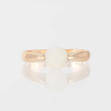 Ring med pärla, slitage,storlek 17 ½ mm, bredd 2.6-6.6 mm,18k. Vikt: 3,6 g