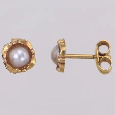 Ett par örhängen med odlade pärlor, längd 12mm, 18K Vikt: 0,9 g