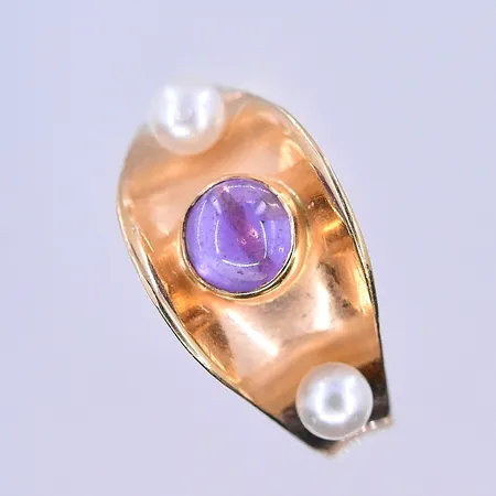 Ring med lila sten och pärlor, stl 17, bredd 3-10 mm, 18K. Vikt: 3,1 g