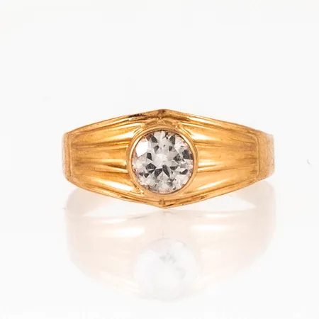 Ring i 18K guld med vit sten Ø 4,5 mm. Den är i storlek 16½, är 2 - 7,5 mm bred och väger 1,2g. Stämplad CESON, 18K & kattfot.